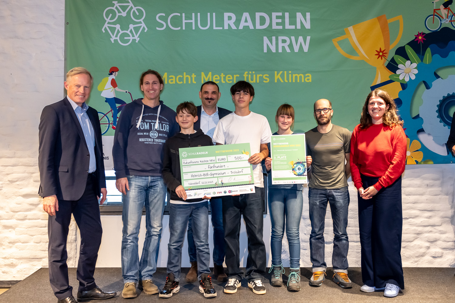 Preisverleihung Schulradeln NRW 2023am 11.12.2023 im Deutschen Sport-und Olympiamuseum Köln. Preisverleihung: Kategorie: „Weiterführende Schulen mit den meisten aktiven Radelnden“ 3. Platz:Heinrich-Böll-Gymnasium, Stadt Troisdorf.  Verleihung der Urkunde durch Udo Sieverding, Abteilungsleiter „Mobilität der  Zukunft, Radverkehr, ÖPNV“ im Ministerium für Umwelt, Naturschutz und  Verkehr des Landes NRW